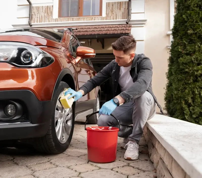 Lavage auto à domicile Saint-Dizier-Masbaraud : professionnel intervenant sur un véhicule